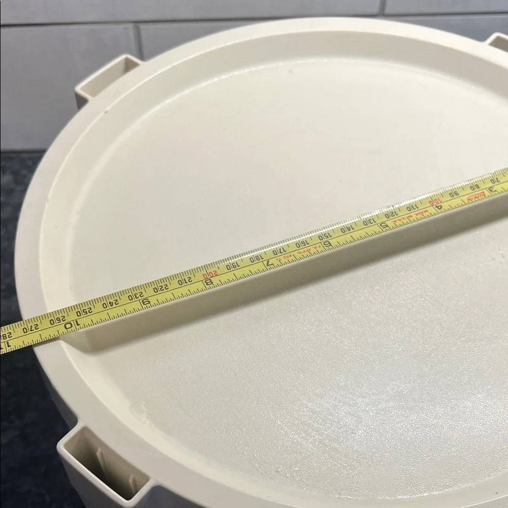 Vintage Stackable Tupperware 10” Pie/Cake holder.  Like new.